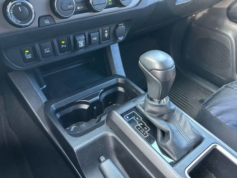 Used 2022 Toyota Tacoma TRD Off-Road w/ Technology Package image 27