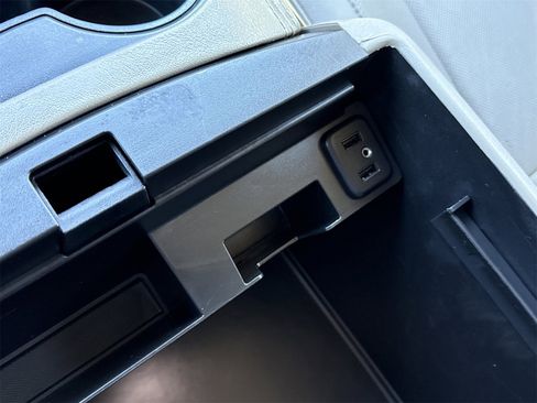 Used 2017 GMC Yukon SLT image 32