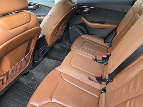 Used 2022 Audi Q8 Premium image 21