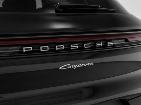 Certified 2025 Porsche Cayenne image 18
