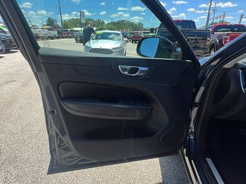 Used 2024 Volvo XC60 B5 Core AWD/4WD image 9