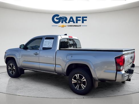 Used 2018 Toyota Tacoma TRD Sport AWD/4WD image 4
