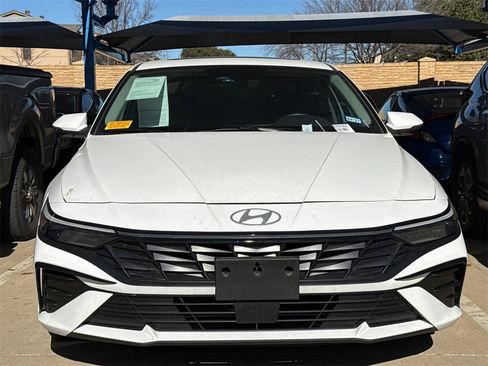 Used 2025 Hyundai Elantra Limited image 2
