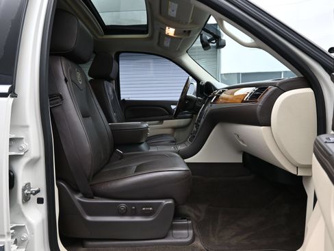Used 2014 Cadillac Escalade Platinum RWD image 13