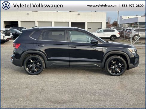 Certified 2023 Volkswagen Taos SE w/ Black Wheel Package image 2