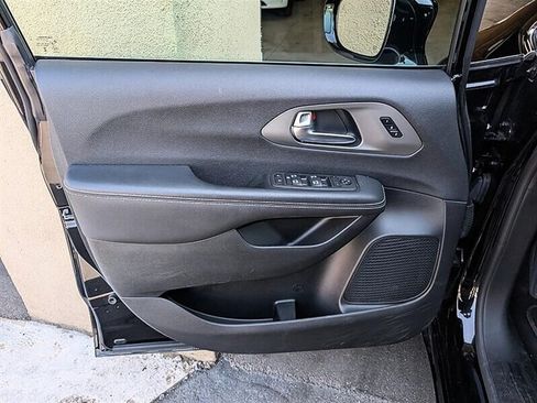 Used 2025 Chrysler Pacifica Select FWD image 18