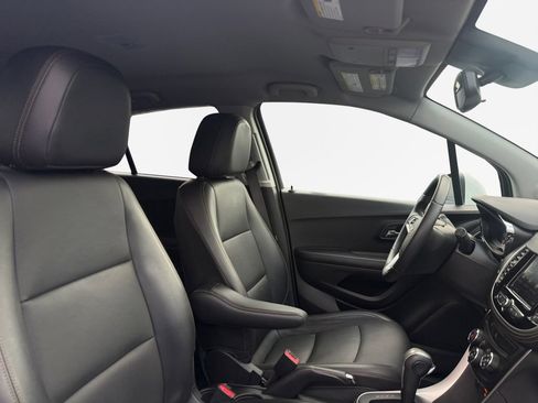 Used 2021 Chevrolet Trax LT w/ Premium Seat Package AWD/4WD image 25