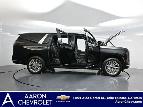Used 2025 Cadillac Escalade ESV Premium Luxury image 3