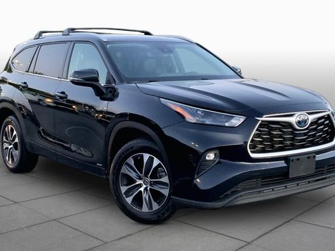 Used 2022 Toyota Highlander XLE AWD/4WD image 3