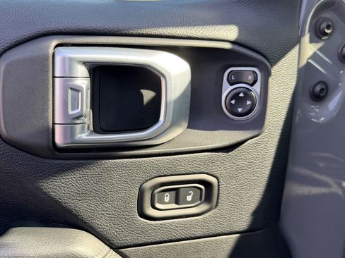Used 2018 Jeep Wrangler Unlimited Sahara AWD/4WD image 23
