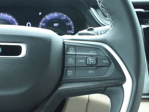Used 2025 Jeep Grand Cherokee Limited AWD/4WD image 28