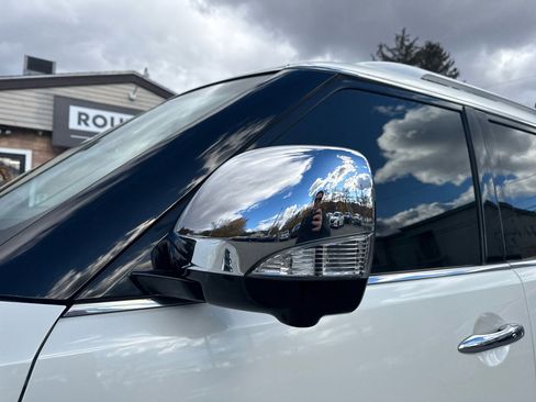 Used 2015 INFINITI QX80 4WD w/ Deluxe Technology Package image 11