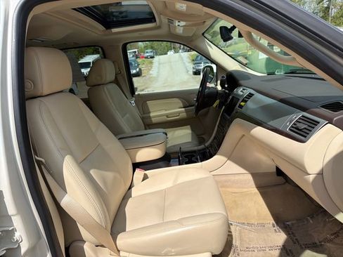 Used 2007 Cadillac Escalade AWD w/ Information Package image 28