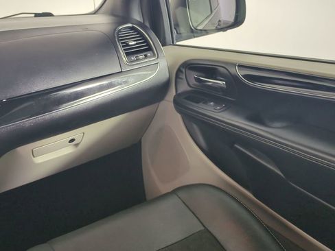 Used 2019 Dodge Grand Caravan SXT FWD image 20