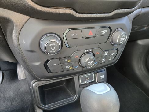 Used 2018 Jeep Renegade Latitude image 18