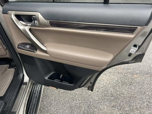 Used 2021 Lexus GX 460 Premium w/ Premium Package image 16