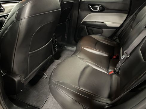 Used 2024 Jeep Compass Limited image 11