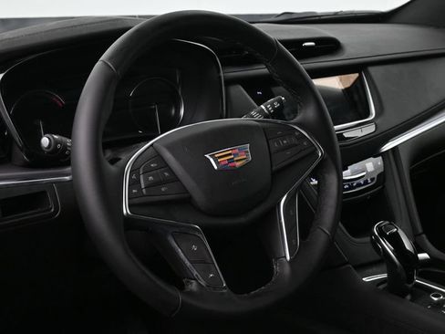 Certified 2025 Cadillac XT5 Luxury FWD image 9
