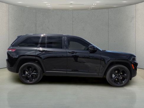 Used 2025 Jeep Grand Cherokee Limited w/ Luxury Tech Group II AWD/4WD image 2