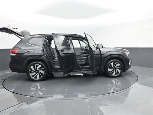 Used 2024 Volkswagen Atlas SE image 33
