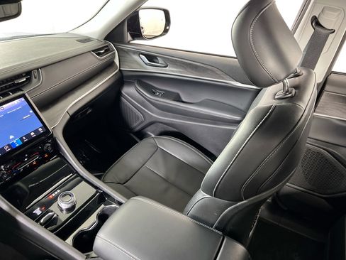 Used 2023 Jeep Grand Cherokee Limited w/ Black Appearance Package image 22