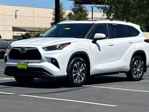 Used 2023 Toyota Highlander XLE FWD image 16