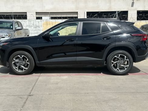Used 2025 Chevrolet Trax LT FWD image 6