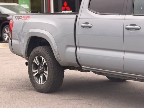 Used 2019 Toyota Tacoma TRD Sport AWD/4WD image 5