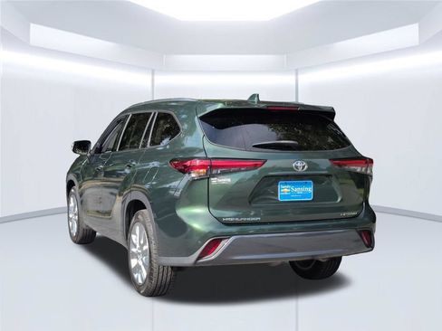 Used 2023 Toyota Highlander Limited FWD image 3