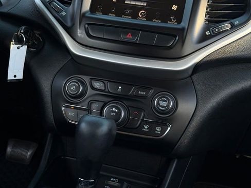 Used 2014 Jeep Cherokee Latitude w/ Cold Weather Group FWD image 25