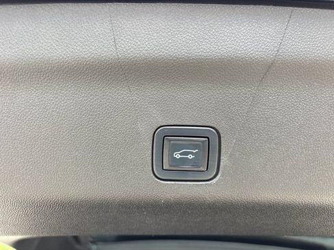 Used 2022 GMC Yukon XL Denali AWD/4WD image 10
