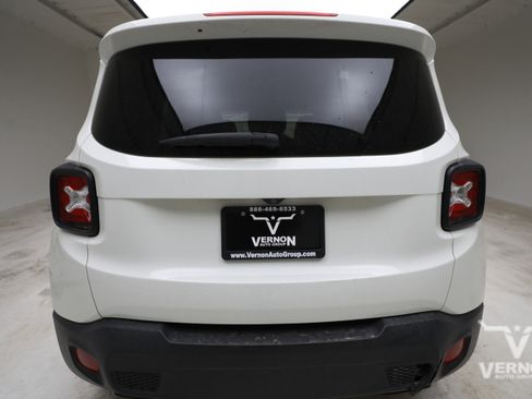 Used 2017 Jeep Renegade Altitude FWD image 3