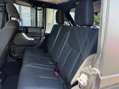 Used 2018 Jeep Wrangler Unlimited Sahara w/ Connectivity Group AWD/4WD image 15