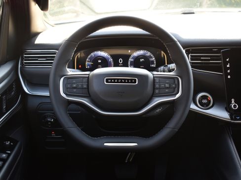 Used 2025 Jeep Wagoneer L Series II w/ Premium Group I image 27