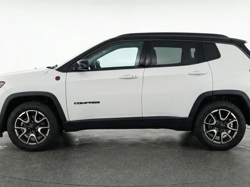 Used 2025 Jeep Compass Trailhawk AWD/4WD image 5