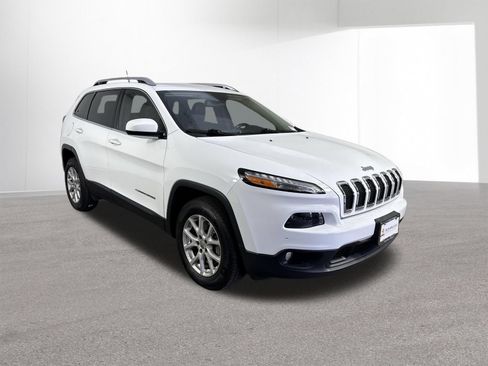 Used 2018 Jeep Cherokee Latitude Plus w/ Cold Weather Group AWD/4WD image 3