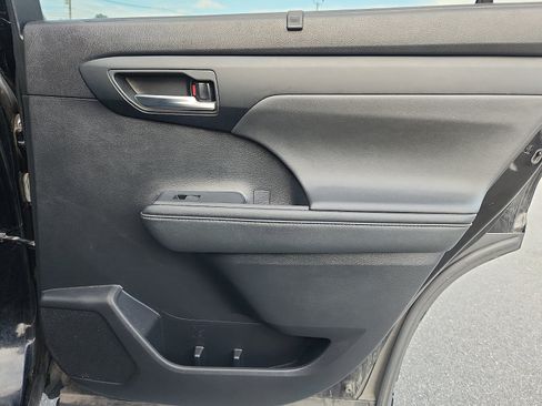 Used 2021 Toyota Highlander XLE AWD/4WD image 34