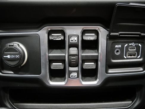 Used 2018 Jeep Wrangler Unlimited Sport S AWD/4WD image 22