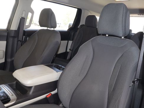 Used 2022 Kia Carnival LX FWD image 23