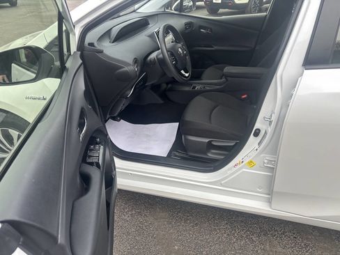Used 2021 Toyota Prius LE w/ Carpet Mat Package (TMS) image 17