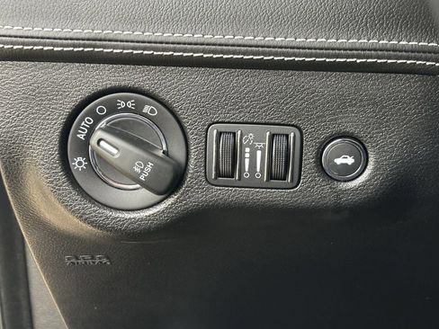 Used 2023 Chrysler 300 C image 24