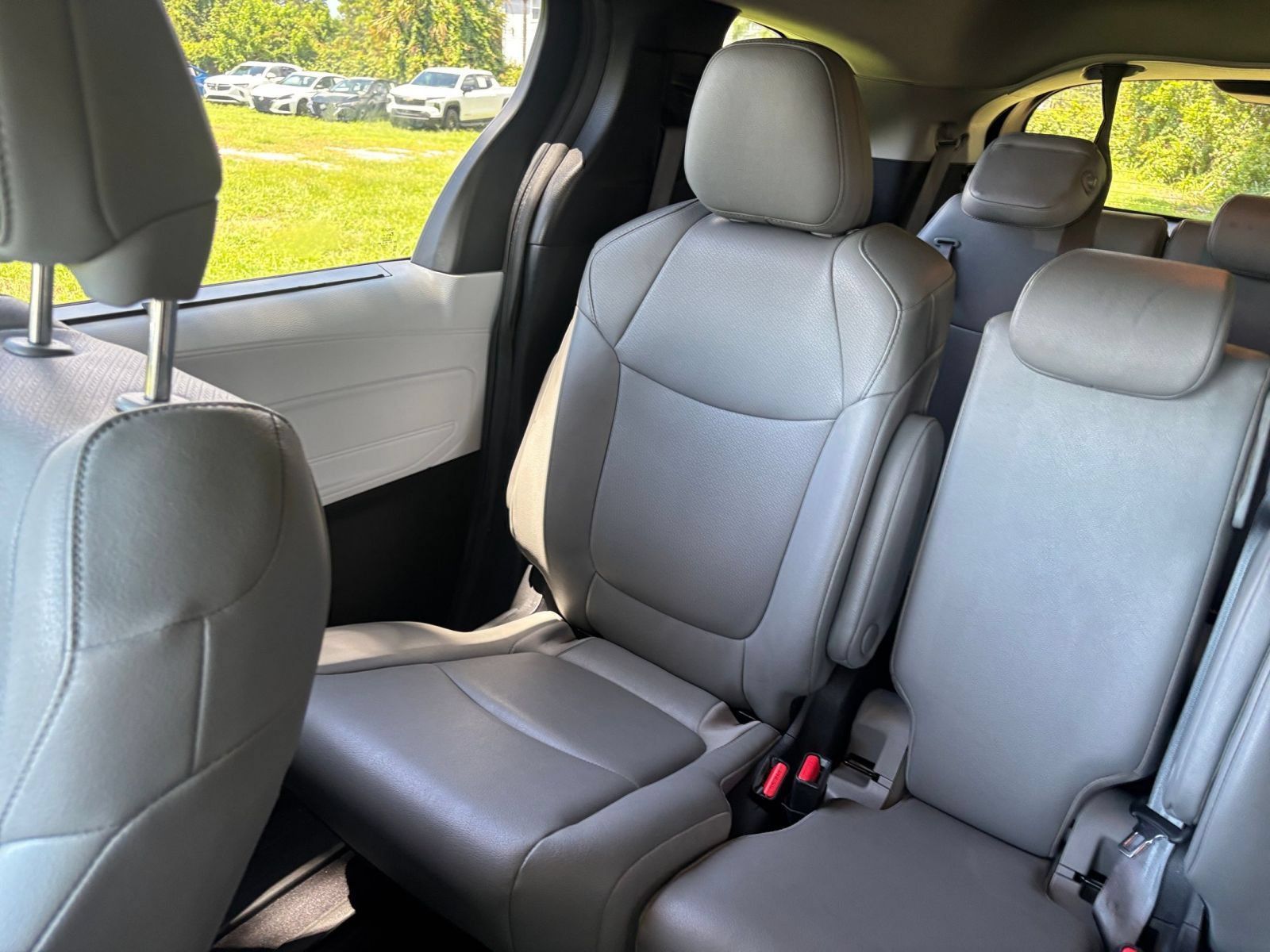 Used 2025 Toyota Sienna XLE FWD image 42