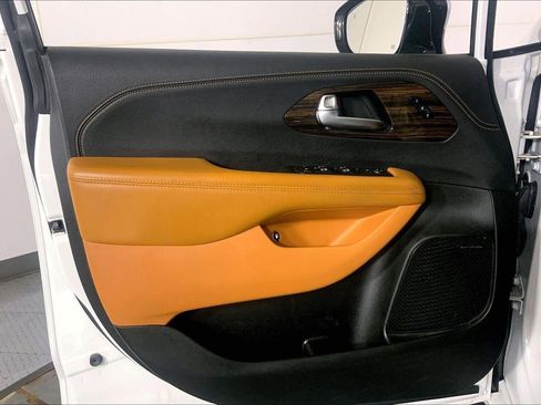 Used 2023 Chrysler Pacifica Pinnacle FWD image 25