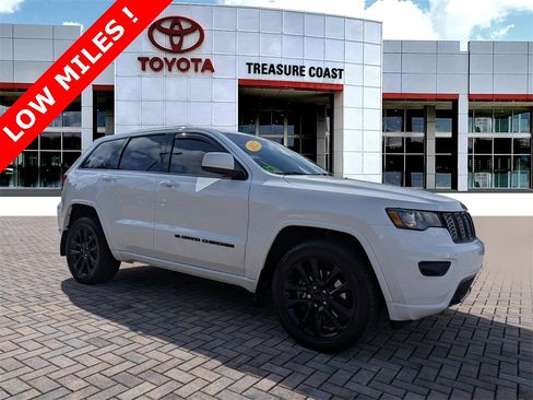 Used 2022 Jeep Grand Cherokee Laredo X image 1