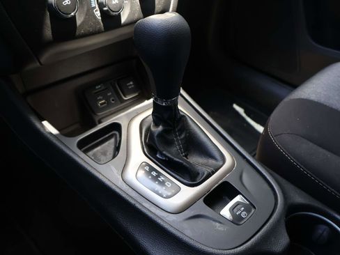 Used 2017 Jeep Cherokee Sport FWD image 13