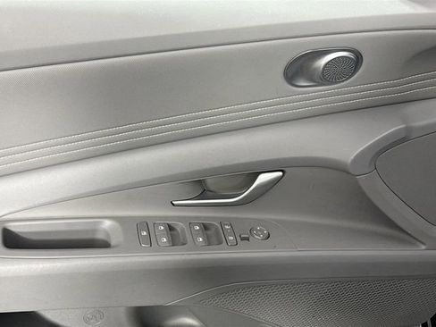 Used 2025 Hyundai Elantra SEL image 24