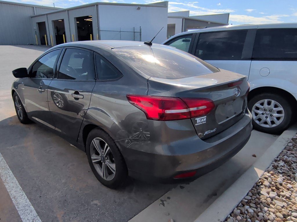 Used 2018 Ford Focus SE w/ SE Appearance Package FWD image 4