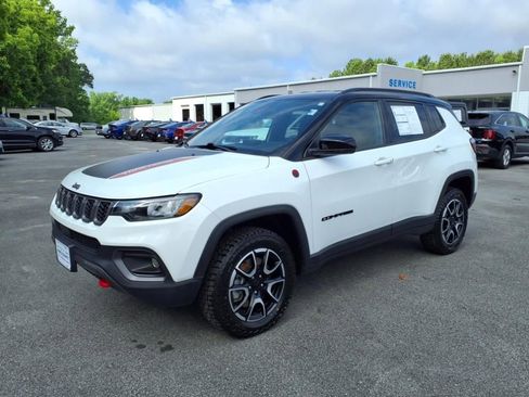 Used 2024 Jeep Compass Trailhawk image 4