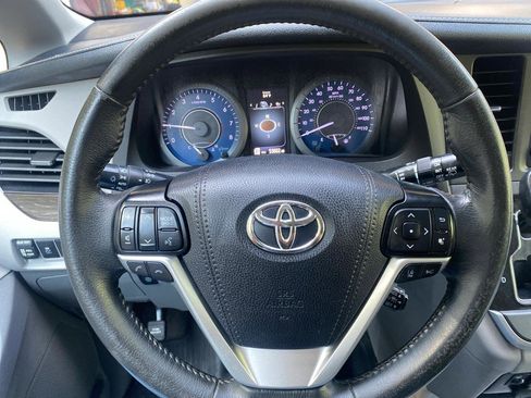 Used 2020 Toyota Sienna XLE w/ XLE Navigation Package image 12
