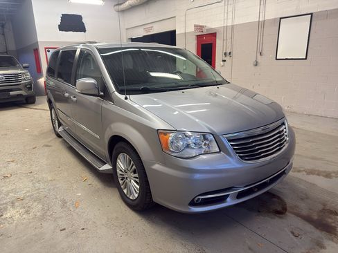 Used 2015 Chrysler Town & Country Touring-L w/ Driver Convenience Group image 1